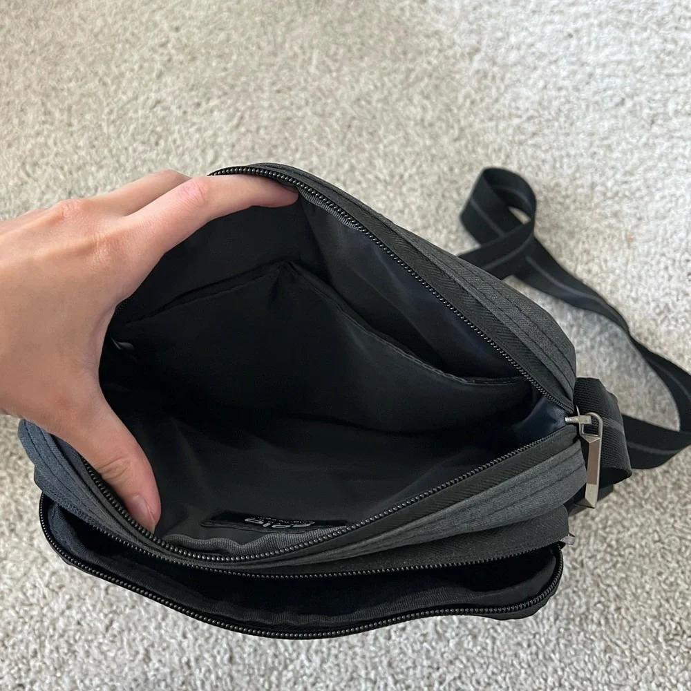 ▪️SOLO NEW YORK: Men’s charcoal sling travel bag w/compartments▪️